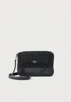 Must tekstuuriga õlakott punutud ülemise klapiga, ketist ja nahast rihmaga ning väikese hõbedase brändilogo keskel esiosal.