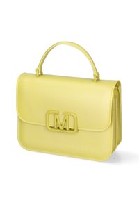 Borsa a mano in pelle gialla con forma strutturata, patta frontale e manico superiore. Presenta un logo in rilievo ben visibile e cuciture eleganti.