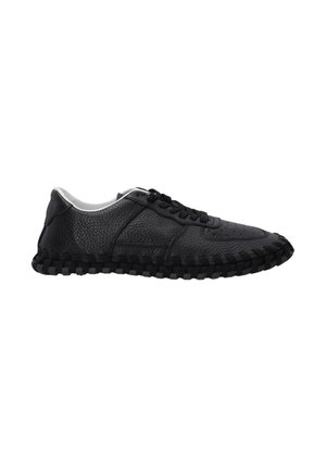 Czarne skórzane sneakersy z teksturowaną powierzchnią, perforowanymi detalami, czarnymi sznurówkami i wytrzymałą gumową podeszwą z plecionymi akcentami.
