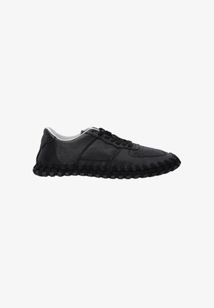 Zwarte leren sneakers met een gestructureerd oppervlak, geperforeerde details, zwarte veters en een robuuste rubberen zool met geweven accenten.