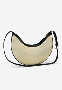 Bolso hobo con un cuerpo tejido dorado y ribetes de cuero negro. Presenta una forma curva, correa para el hombro y detalles de hardware en tono dorado.