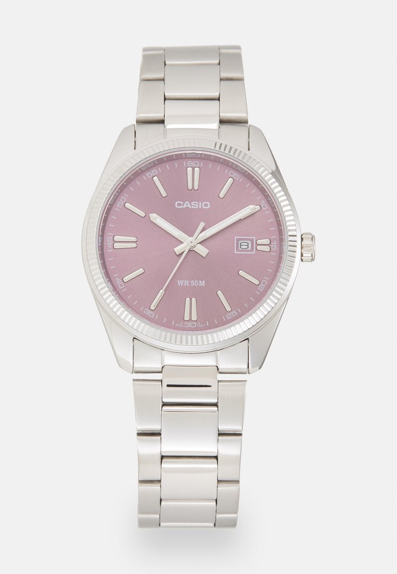 Orologio Casio in metallo argentato con quadrante rotondo rosa, indici delle ore argentati e display della data a tre. Resistente all'acqua fino a 50 metri.