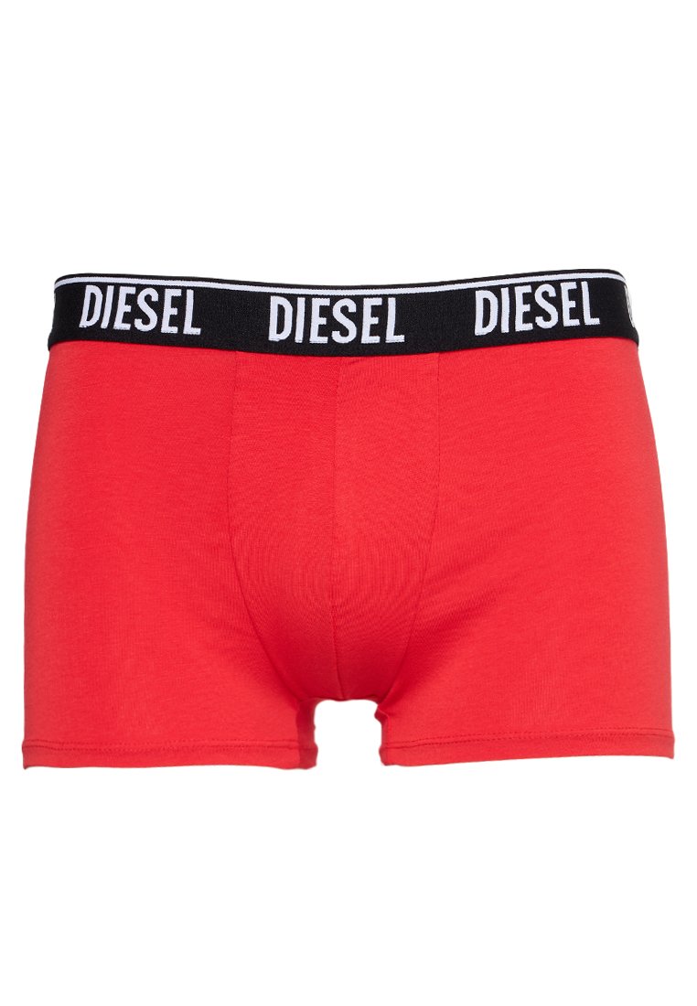 Rote Boxer-Brief aus dehnbarem Stoff, mit einem schwarzen Bund, auf dem "DIESEL" in weißen Buchstaben gedruckt ist. Glatte Textur, enganliegendes Design.