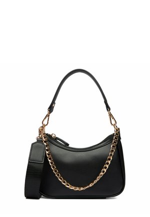 Schwarze Lederhandtasche mit kurzem Griff, abnehmbarem goldfarbenem Kettenriemen und breitem Stoff-Schulterriemen auf weißem Hintergrund.