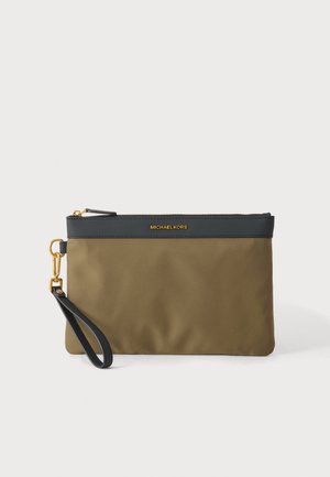 Pochette poignet Michael Kors marron et noire avec fermeture éclair et logo dorés, dotée d’une sangle poignet noire amovible et de quincaillerie dorée.