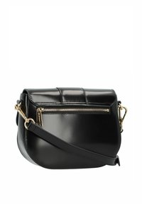 Borsa a tracolla in pelle nera con hardware dorato, dotata di tasca frontale con zip e finitura liscia e lucida. Forma compatta e arrotondata.