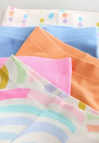 Bunte gerippte Stoffstücke in Pastelltönen: rosa, orange, blau und weiß mit Tupfen und abstrakten Mustern.