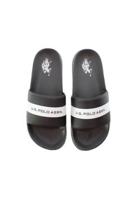 Sandale negre cu talpă plate, cu bretele negre late, bandă albă de accent care afișează logo-ul "U.S. POLO ASSN.", talpă din cauciuc texturat pentru aderență.