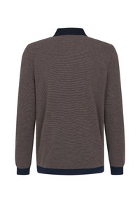 Brauner Strickpullover mit Navykragen und -bündchen. Verfügt über eine strukturierte Oberfläche, lange Ärmel und eine lockere Passform. Keine sichtbaren Logos oder Muster.