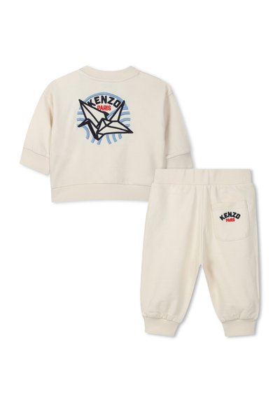 Completo felpa e pantaloni color crema di Kenzo Paris. La felpa presenta un design di origami blu e nero con logo; i pantaloni hanno una tasca con logo abbinato.