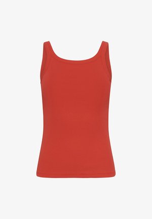 Mouwloos rood geribd gebreid tanktop met een vierkante halslijn en brede schouderbanden, weergegeven tegen een effen witte achtergrond.