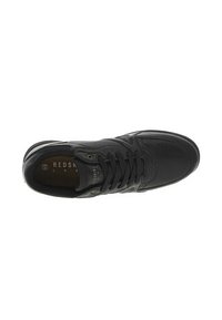 Zapatilla negra con parte superior de cuero suave, detalles texturizados, puntera redonda, cierre con cordones y plantilla acolchada.