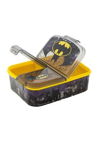 Lunchbox w tematyce Batmana z żółtą podstawą, przezroczystą pokrywką oraz grafiką przedstawiającą panoramę miasta, nietoperze i logo Batmana.