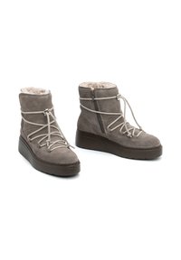 Botas de tobillo de ante topo con forro de pel(fake) de piel, suela de goma gruesa y cordones decorativos. Cierre de cremallera para una fácil colocación. Superficie texturizada.