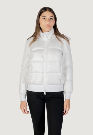 Doudoune blanche avec fermeture éclair, poignets et ourlet côtelés, deux poches latérales, et capuche attachée. Tissu lisse et brillant avec un design matelassé.