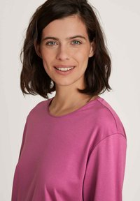 Fuchsia, kortekuffed top met een ronde halslijn en een soepele textuur. Eenvoudig design met een ontspannen pasvorm en minimale stikdetails.