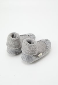 Grå filtslippers med en blød, tekstureret manchet. Rund tå og flad sål. Diskret mærke på siden.