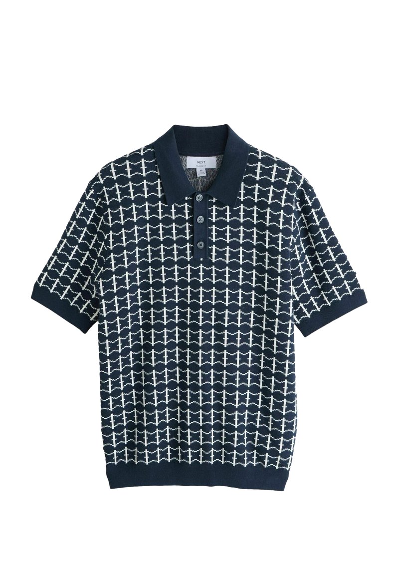 Marineblauw polohemd met een geometrisch wit patroon, gebreide textuur, drie knoopjes, en geribde kraag en mouwboorden.