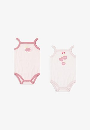 Dos bodies para bebé con ribete rosa, tirantes finos, estampados con temática de fresas y cierres de presión sobre fondo blanco.