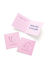 Rožiniai padėkos atvirukai su drugelio dizainu. Vienas atvirukas turi ranka rašytą tekstą; kiti yra tušti. Prekės ženklas "GLANZVOLL" yra įspaustas.