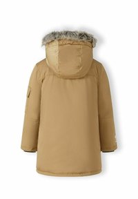 Parka isolante beige con cappuccio foderato in pelliccia, tasche laterali e taglio dritto. Tessuto liscio con dettagli di cucitura visibili.