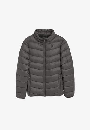 Szara kurtka puchowa z kołnierzem stojącym, poziomo pikowanym materiałem, zamek błyskawiczny z przodu i kieszeniami po bokach. Naszywka z logo na klatce piersiowej.