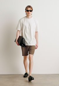 Calvin Klein Jeans COLORBLOCK TEE - Camiseta estampada - ivory