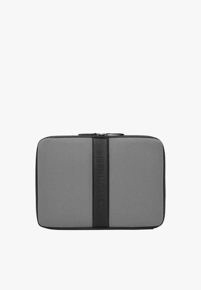 Siva pravokotna torbica z zadrgo iz teksturirane tkanine z navpično črno črtico na sredini, na kateri je izbočena oznaka "CERRUTI 1881".