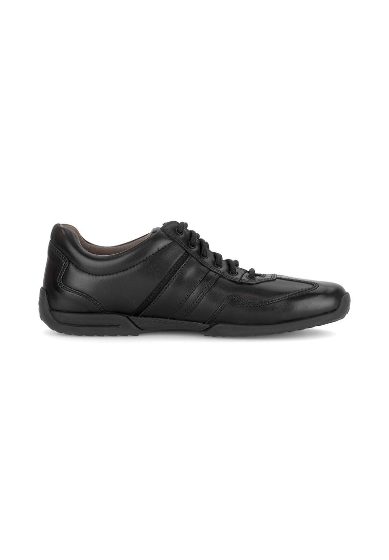 Zwarte leren sneaker met een lage profiel, vetersluiting, subtiele textuur en een gladde afwerking. Beschikt over decoratieve zijstrips en een rubberen zool.