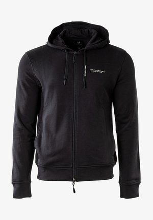 Svart zip-up-hoodie gjord av mjukt tyg med dragsko i huvan, ribbade muddarmuddar och sidofickor, med en liten logga på bröstet.