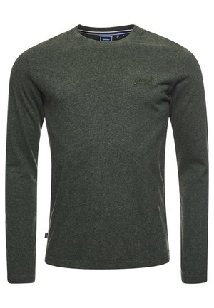 Dunkelgrünes Langarm-Shirt mit Rundhalsausschnitt, dezent besticktem Logo auf der linken Brust und kleinem Markenschild an der Seitennaht.