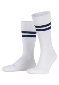 Chaussettes en coton blanches avec une texture côtelée, comportant deux rayures bleu marine près du haut. Design longueur cheville adapté pour un usage décontracté.