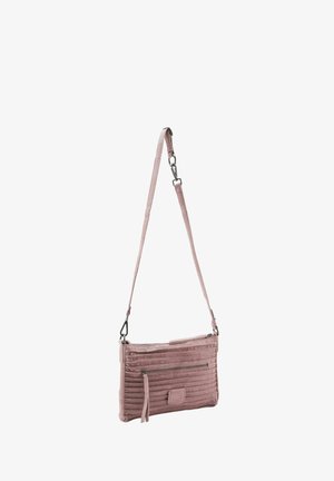 Bolso bandolera acolchado rosa con un acabado texturizado, que cuenta con una correa desmontable, herrajes de plata y un bolsillo con cremallera en la parte frontal.
