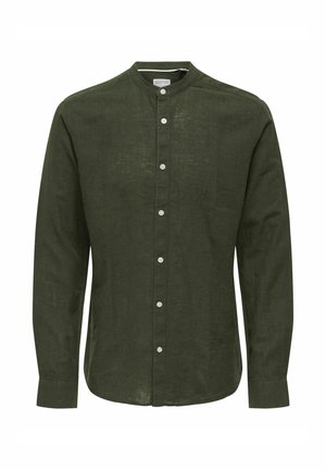 Camisa de lino verde oscuro con cuello mandarin, mangas largas y cierre de botones en la parte delantera. Presenta un acabado de tela texturizada y ligera.