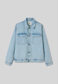 Veste en denim bleu clair avec col à revers, fermeture à boutons sur le devant, deux poches poitrine à rabat et manches longues.