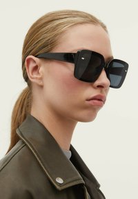 Stradivarius SQUARE RESIN - Sluneční brýle - black