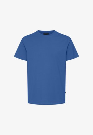 Sinine puuvillane T-särk ümarate krae ja lühikeste varrukatega. Omab siledat tekstuuri ja sirget allääret. Ilma nähtavate mustrite või detailideta.