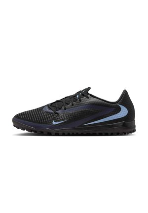 Schwarzer Nike Sportschuh mit blauen Swoosh-Logos, strukturiertem Obermaterial, Schnürsenkeln und einer Gummisohle, die für Kunstrasen oder den Außeneinsatz konzipiert ist.