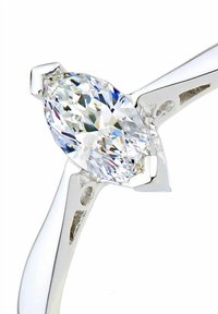 Anillo de plata con un diamante en corte marquesa, con una superficie pulida y un diseño recortado intrincado en la banda para mayor detalle.