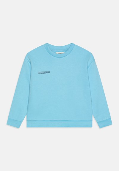 Ανοιχτό μπλε φούτερ από βαμβακερό μείγμα, διαθέτει στρογγυλή λαιμόκοψη, μακριά μανίκια και μια διακριτική εκτυπωμένη λεπτομέρεια στο μπροστινό μέρος. Απλός σχεδιασμός και υφή.