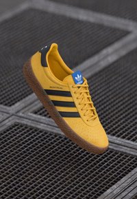adidas Originals MONTREAL UNISEX - Sportbačiai - crew yellow/core black