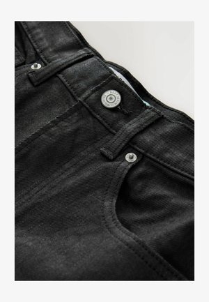 Mustad denim teksad, millel on sile tekstuur, metallist detailid ja klassikaline viie taskuga disain, nähtava õmblusega ja nööbiga kinnitamine.