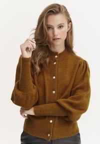 Cardigan marrone in maglia testurizzata con collo alto, maniche a sbuffo e bottoni decorativi a forma di fiore argentati lungo il davanti.