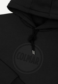 Felpa nera con cappuccio caratterizzata da un logo "COLMAR" tono su tono, la texture del tessuto è liscia con una finitura opaca, possibilità di regolazione mediante lacci con punte metalliche.