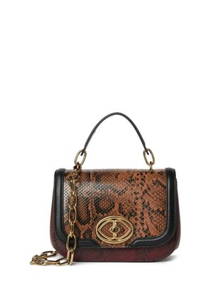 Ruskea ja musta käärmeennahkakuosinen käsilaukku, jossa on kullanvärinen ovaali lukko ja ketjusangallinen hihna, sekä lyhyt kädensija yläosassa.