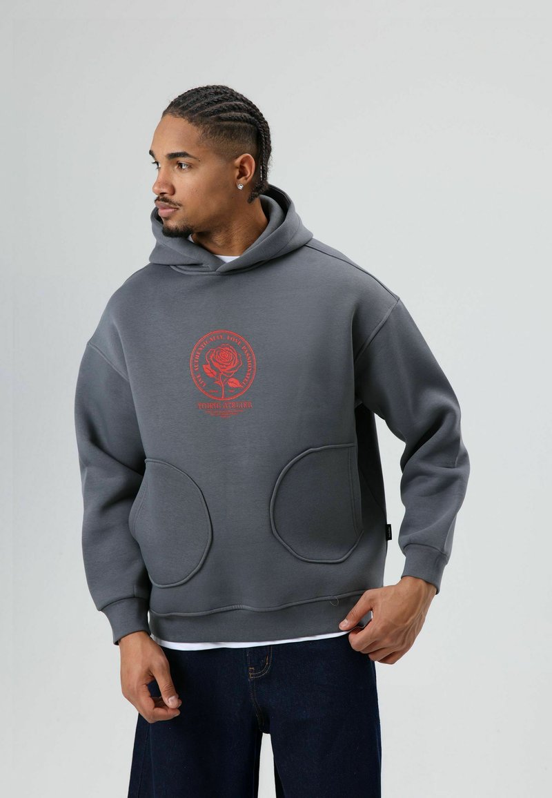 Grijze fleece hoodie met een grote rode roos print en twee grote voorzakken. Heeft een capuchon met trekkoord en geribde manchetten.