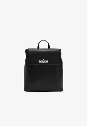 Czarna skórzana plecak z klapą, srebrnymi akcesoriami i uchwytem na górze. Gładka tekstura i prostokątny kształt z czystymi liniami.