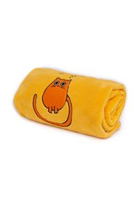 Gelbes Fleece-Decke, aufgerollt, mit einem orangefarbenen Cartoon-Katzenmotiv mit ausdrucksvollen Augen und Schnurrhaaren auf der Vorderseite.