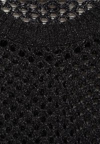 Zwarte gebreide top met een fijn geweven, open maasdesign. De stof heeft een glanzende textuur, met een ronde hals en een gedetailleerd patroon.