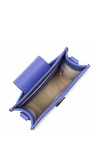 Portafoglio in pelle viola con superficie liscia, doppi scomparti e interno beige. Presenta una chiusura a scatto e una cucitura minimalista.